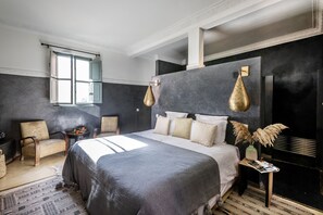 시니어 스위트, 욕조 (Histoire D'o Côté ROMI) | 고급 침구, 객실 내 금고, 각각 다른 스타일의 인테리어, 각각 다르게 가구 비치