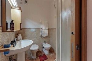 华丽客房 | 浴室 | 免费洗浴用品、吹风机、坐浴桶、毛巾