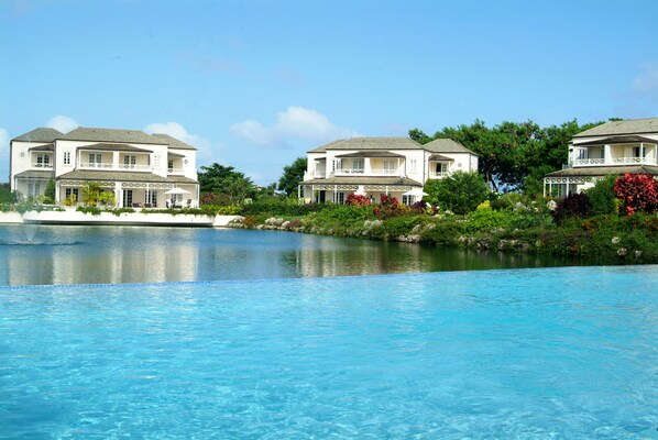 3 ulkouima-allasta avoinna 7.00–20.00, aurinkovarjoja, aurinkotuoleja