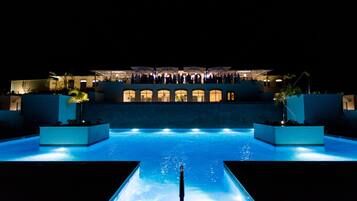 3 hồ bơi ngoài trời, dù/ô trên bãi biển/hồ bơi, ghế dài tắm nắng