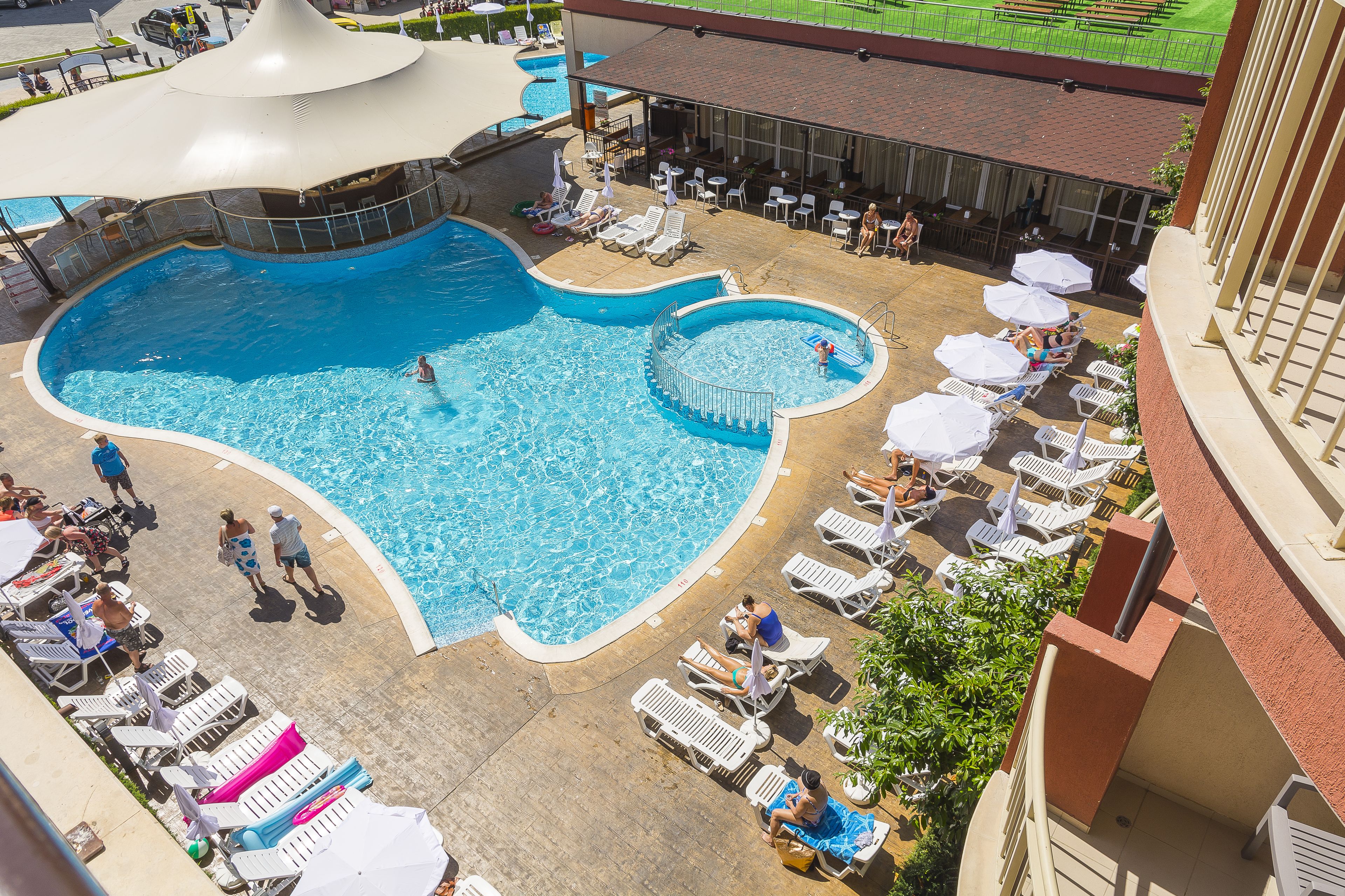 Outdoor pool, pool umbrellas, sun loungers