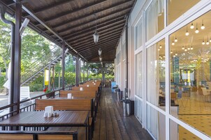 Breakfast, lunch, dinner served; international cuisine 