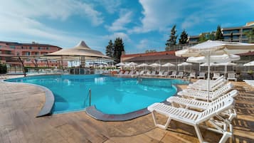 Piscine extérieure, parasols de plage, chaises longues