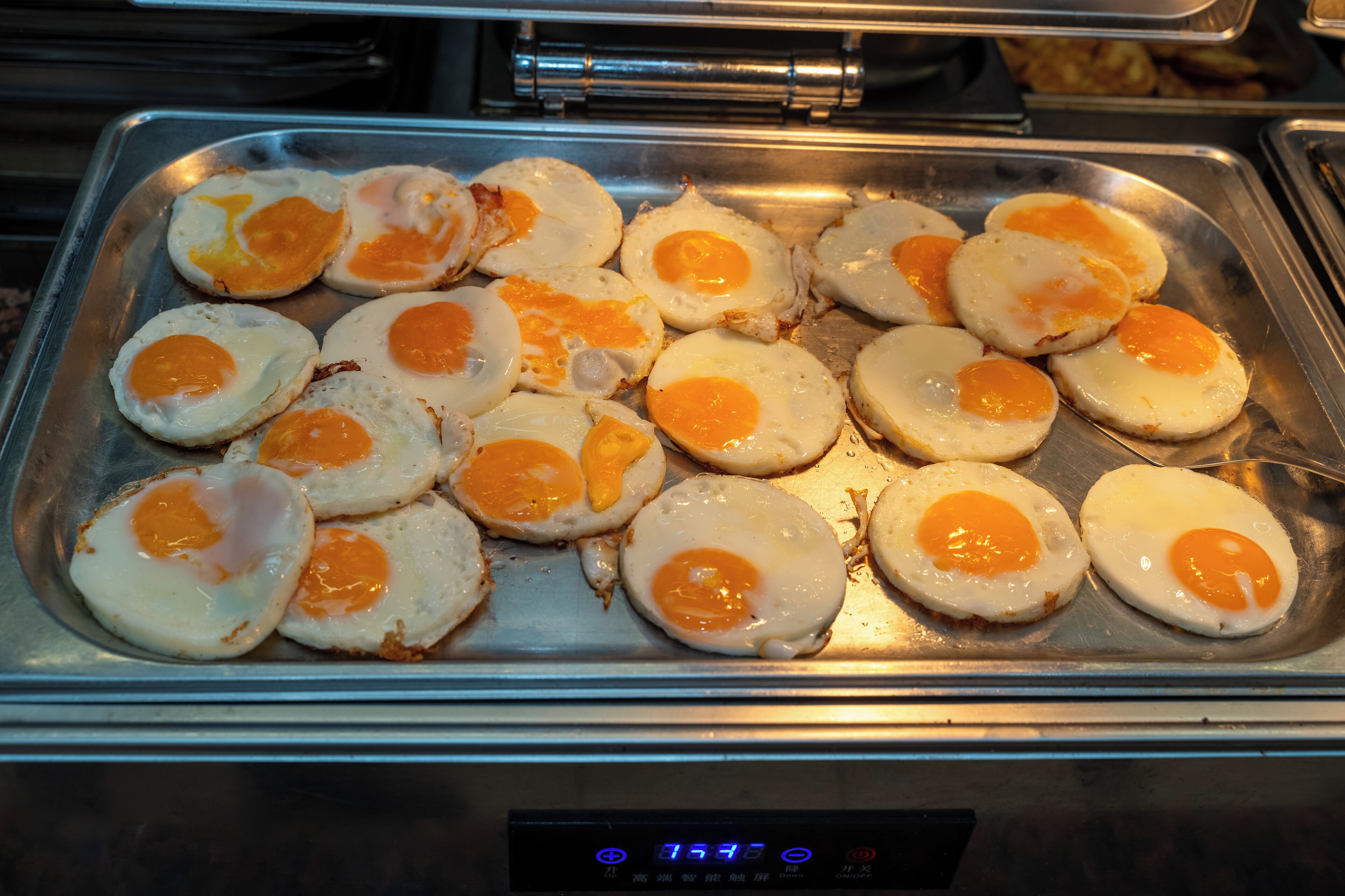 Una bandeja de huevos cocidos con yemas líquidas.