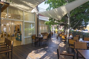 Breakfast, lunch and dinner served - MPM Hotel Astoria (Sunny Beach)