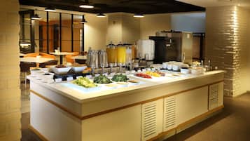 Daily buffet breakfast (KRW 14300 per person)