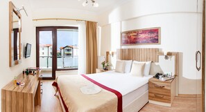 Skrivebord, strykejern/-brett og barnesenger (inkludert)