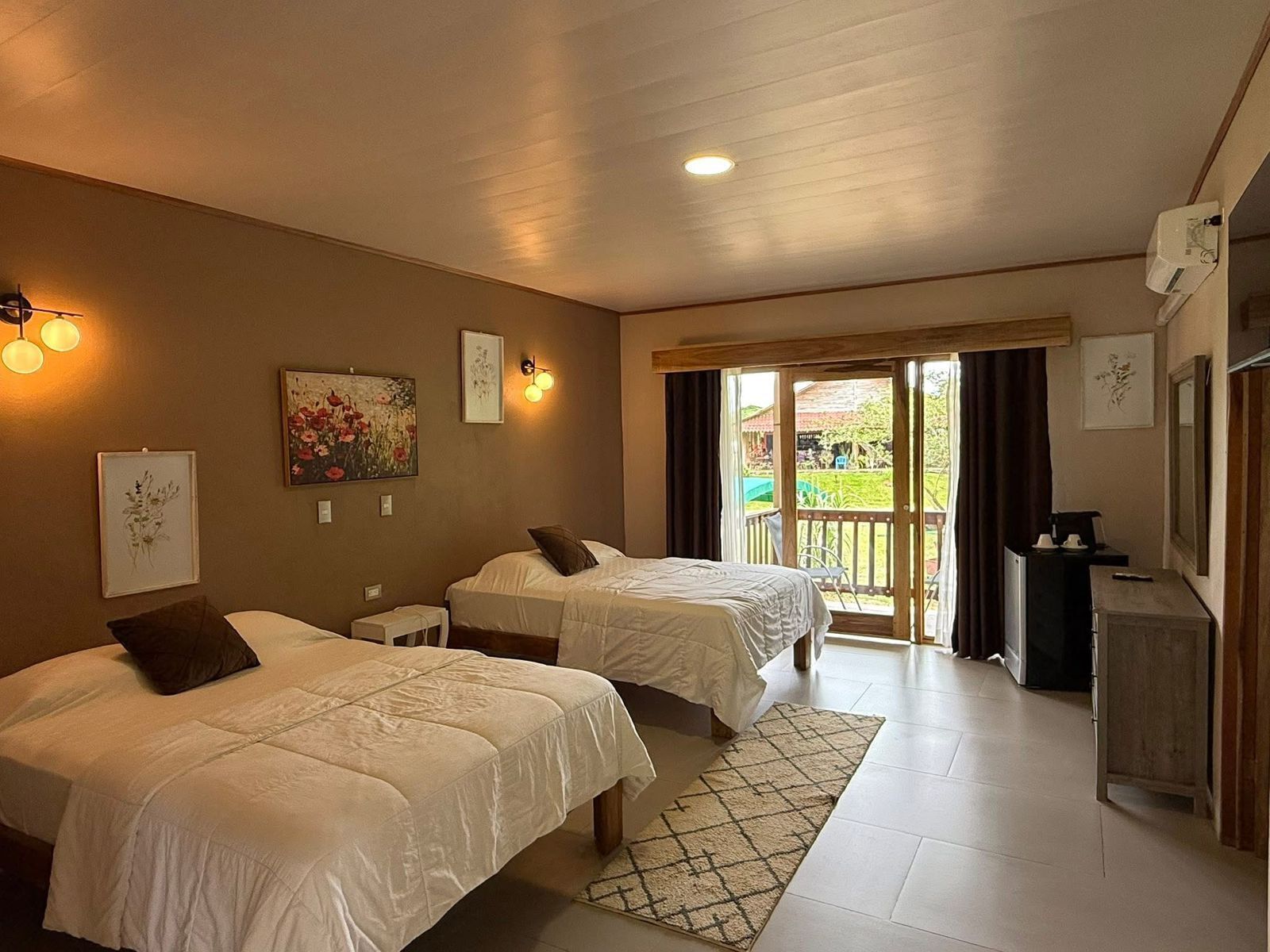 Superior-Vierbettzimmer, 2 Doppelbetten | Hochwertige Bettwaren, Daunenbettdecken, kostenloses WLAN, Bettwäsche