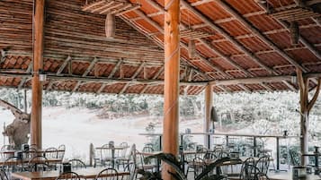 Aperto a colazione, pranzo e cena, cucina locale 