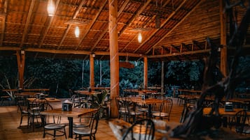 Serveert ontbijt, lunch, diner, lokale gerechten