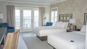 Luxe tweepersoonskamer, 2 tweepersoonsbedden, uitzicht op meer | Luxe beddengoed, een strijkplank/strijkijzer, gratis wifi, beddengoed