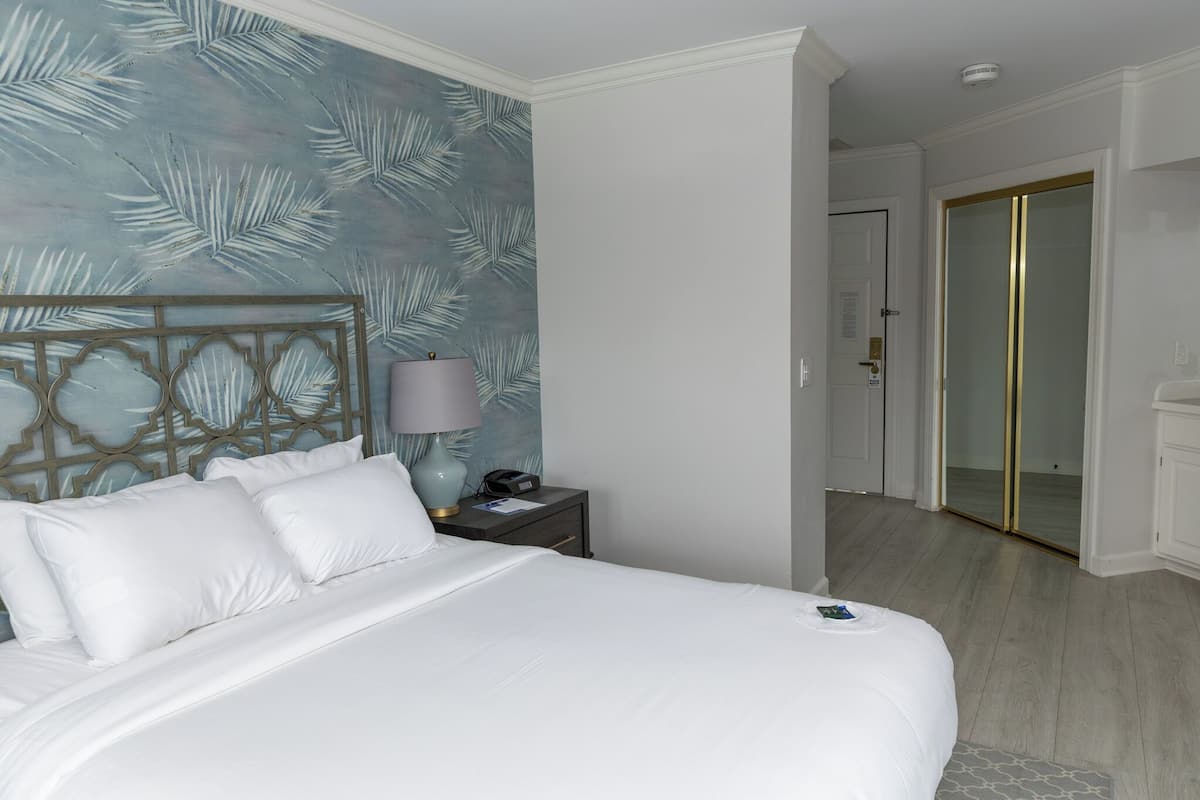 Habitación Deluxe, 1 cama de matrimonio (Non Lake View) | Ropa de cama de alta calidad, tabla de planchar con plancha, wifi gratis