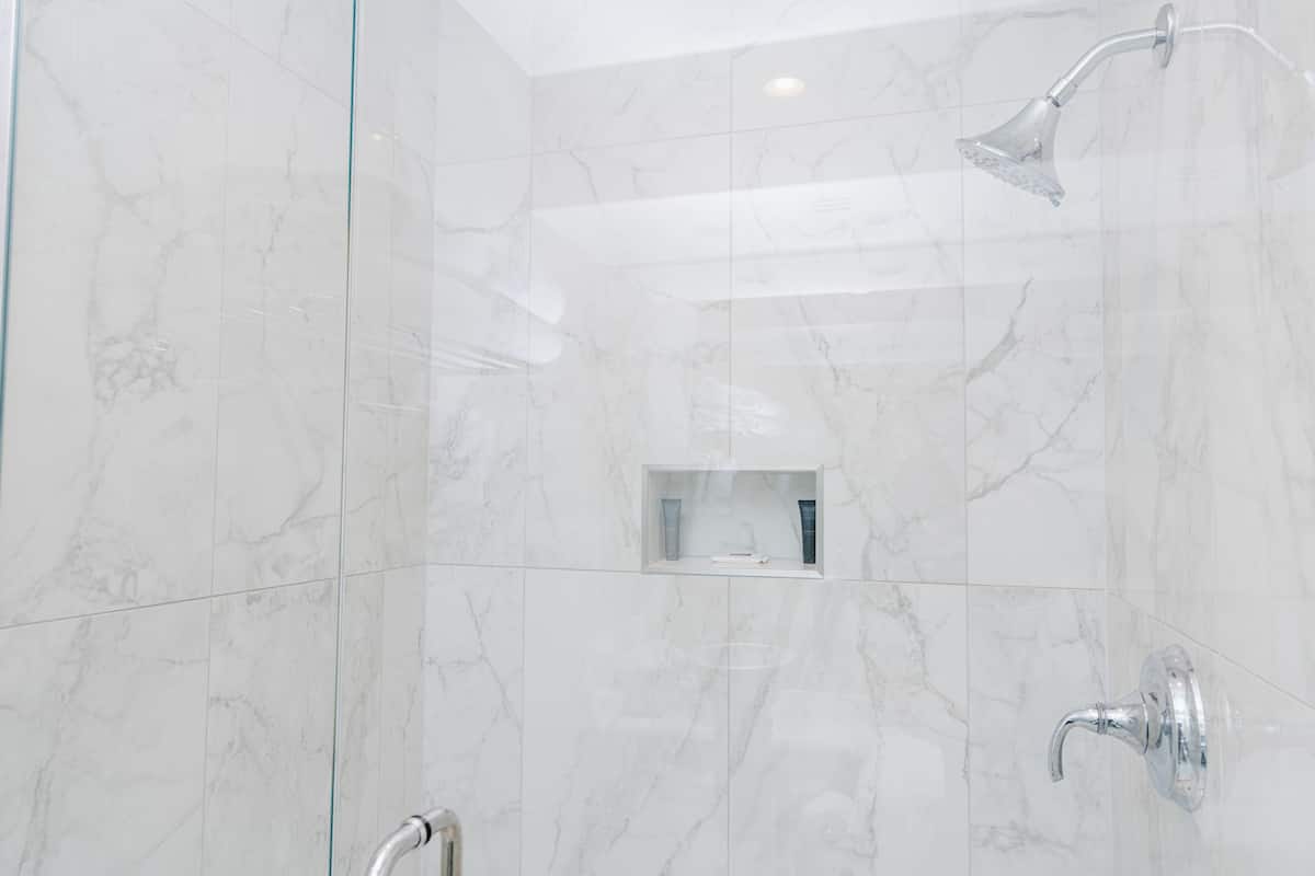 Habitación Deluxe, 1 cama de matrimonio grande (Non Lake View) | Baño | Artículos de higiene personal gratuitos, secador de pelo y albornoces