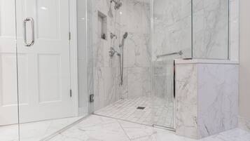 Luxe kamer, 1 kingsize bed | Badkamer | Gratis toiletartikelen, een haardroger, badjassen, handdoeken