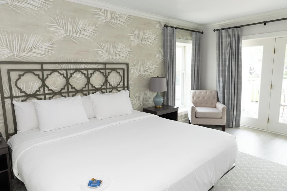 Habitación Deluxe, 1 cama de matrimonio grande (Non Lake View) | Ropa de cama de alta calidad, tabla de planchar con plancha, wifi gratis