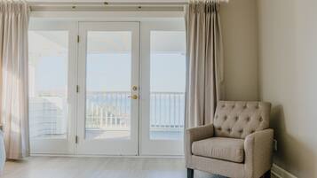 Luxury Lake View King, Balcony 4 | Lake view