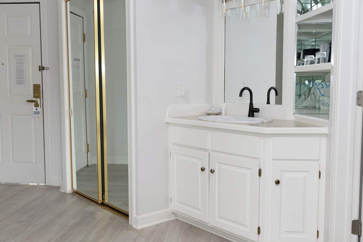 Habitación Deluxe, 1 cama de matrimonio (Non Lake View) | Ropa de cama de alta calidad, tabla de planchar con plancha, wifi gratis