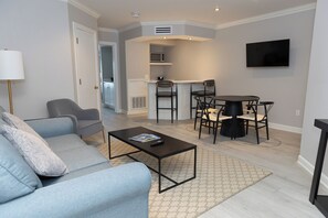 Suite Mewah, 1 kamar tidur, pemandangan danau | Seprai premium, setrika/meja setrika, Wi-Fi gratis, dan seprai linen