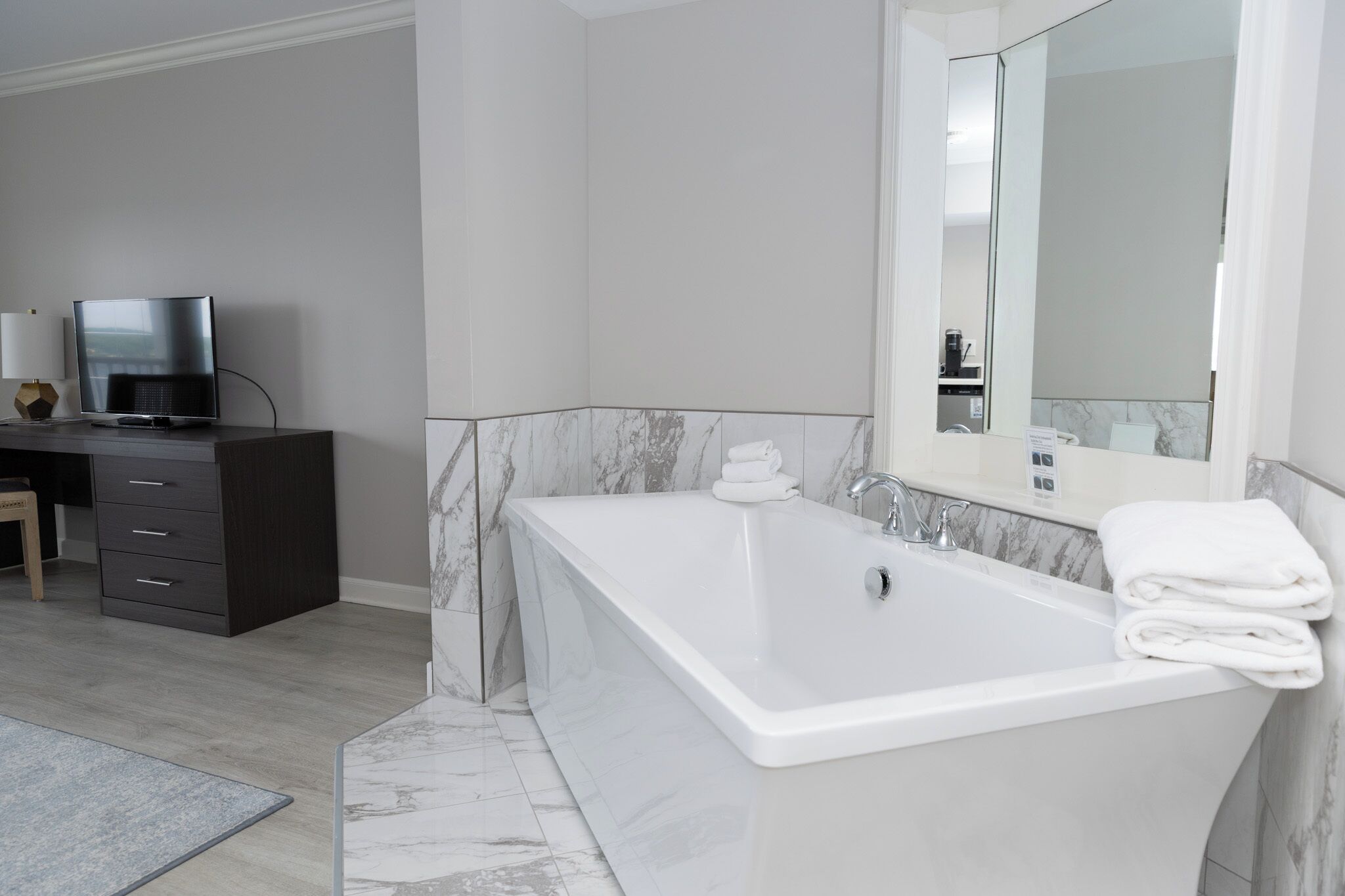 luxury lake view king, balcony 5 | premium bedding, iron/ironing board, free wifi, bed sheets