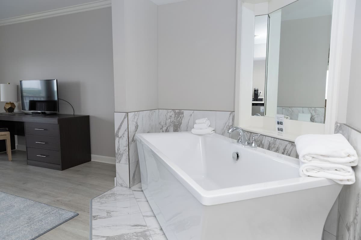 Habitación de lujo, 1 cama de matrimonio grande, vistas al lago | Ropa de cama de alta calidad, tabla de planchar con plancha, wifi gratis