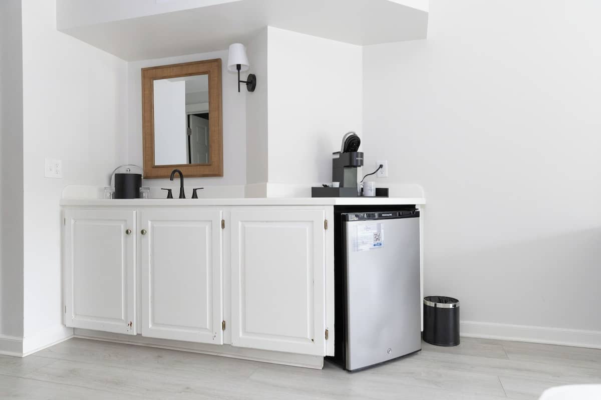 Habitación Deluxe doble, 2 camas dobles (Non Lake View) | Ropa de cama de alta calidad, tabla de planchar con plancha, wifi gratis