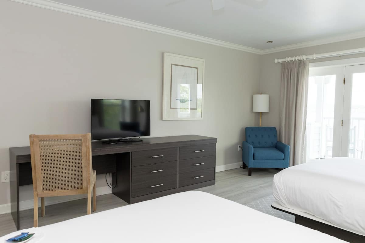 Habitación de lujo doble, 2 camas dobles, vistas al lago | Ropa de cama de alta calidad, tabla de planchar con plancha, wifi gratis