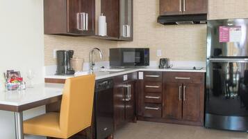 Estúdio, 1 cama King e sofá-cama | Cozinha privada | Geladeira grande, micro-ondas, cooktop, lava-louças