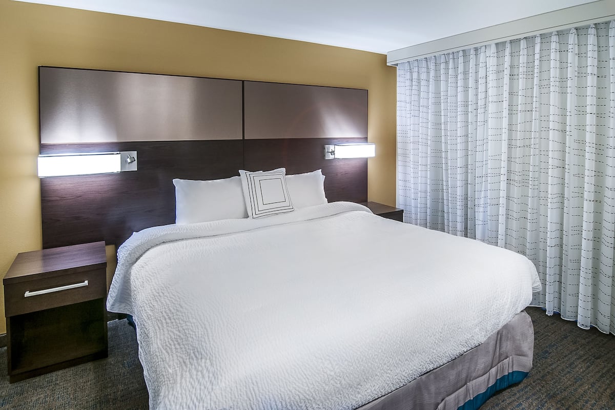 hypo-allergenic bedding, desk, iron/ironing board, free cots/infant beds