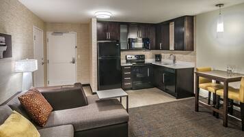 Geladeira grande, micro-ondas, cooktop, lava-louças