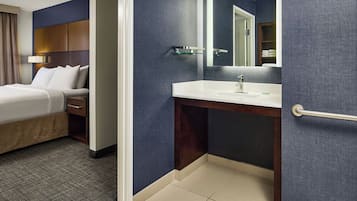 Sviitti, 1 makuuhuone | Allergiatestatut vuodevaatteet, työpöytä, silitysrauta/-lauta