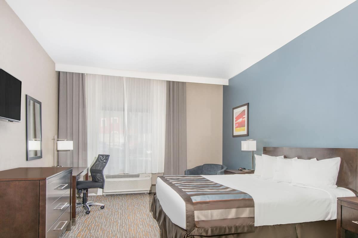 Quarto luxo, 1 cama King | Escrivaninha, cortinas blackout, quartos à prova de som