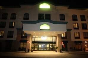 Front of property - evening/night - Wingate By Wyndham Niagara Falls (Niagara Falls)