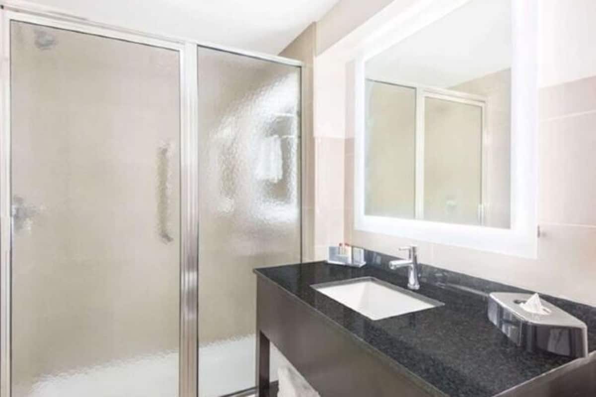 Baño | Tina con regadera, amenidades de baño gratuitas, secadora de cabello