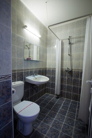 Kahden hengen tavanomainen huone (kaksi sänkyä), 1 makuuhuone, näköala puutarhaan | Kylpyhuone | Suihku, ilmaiset hygieniatuotteet, hiustenkuivaaja