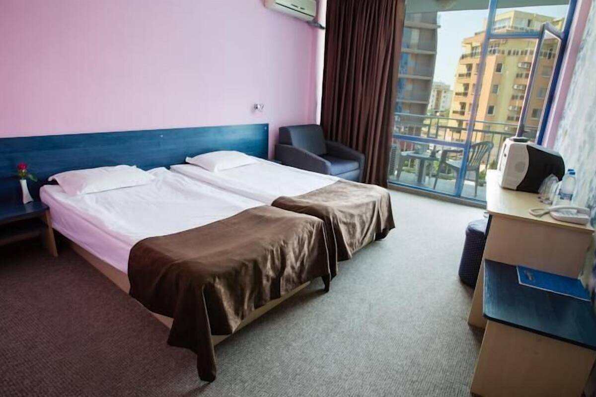 書桌、嬰兒床 (收費)、Wi-Fi (收費)