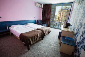 Een bureau, babybedden (toeslag), wifi (toeslag)