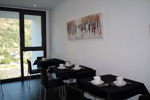 Daily continental breakfast for a fee - Hostal Tres Campanas (Villafranca del Bierzo)
