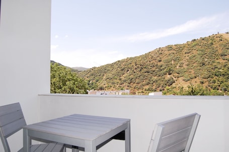 Habitación individual | Terraza o patio. Hostal Tres Campanas