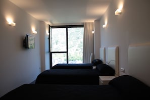 Triple Room | Premium bedding, blackout curtains, soundproofing, free wired Internet - Hostal Tres Campanas (Villafranca del Bierzo)