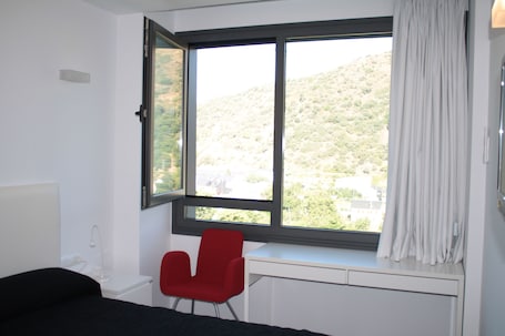 Habitación económica doble | Ropa de cama de alta calidad, cortinas opacas, sistema de insonorización. Hostal Tres Campanas