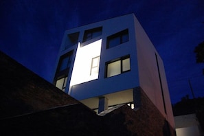 Façade de l’hébergement - soirée/nuit