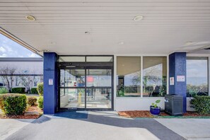 Pintu masuk properti