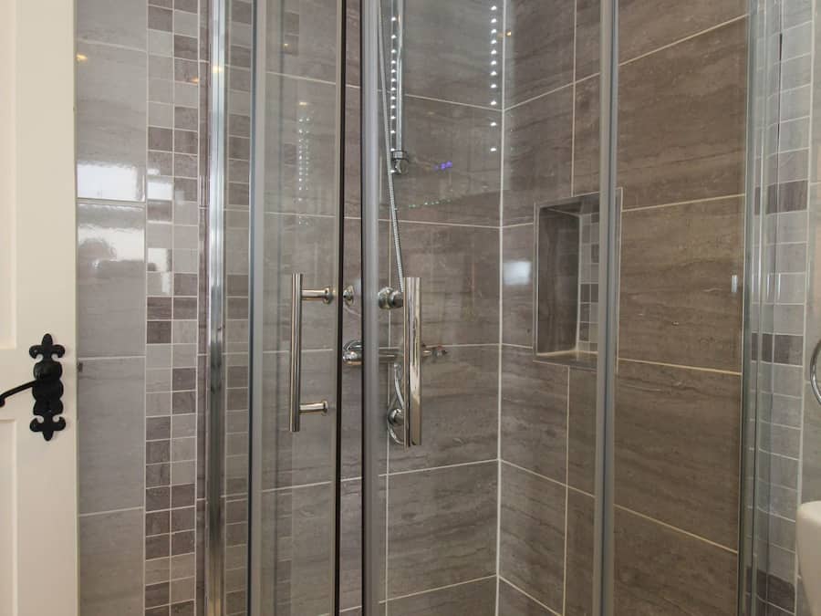 Een douche, gratis toiletartikelen, een haardroger, handdoeken