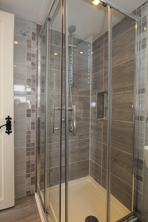 Douche, articles de toilette gratuits, sèche-cheveux. Donnybrook Hall