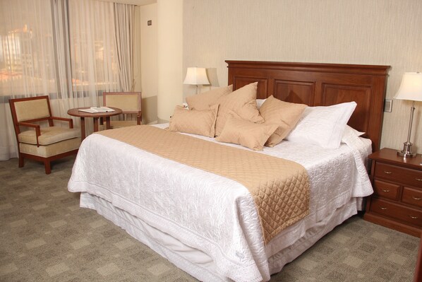 Executive tweepersoonskamer | Luxe beddengoed, een minibar, een kluis op de kamer, een bureau