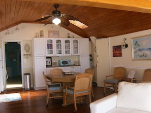 Cottage, 1 Bedroom, Kitchen, Not Pet Friendly | Ruokailu omassa huoneessa