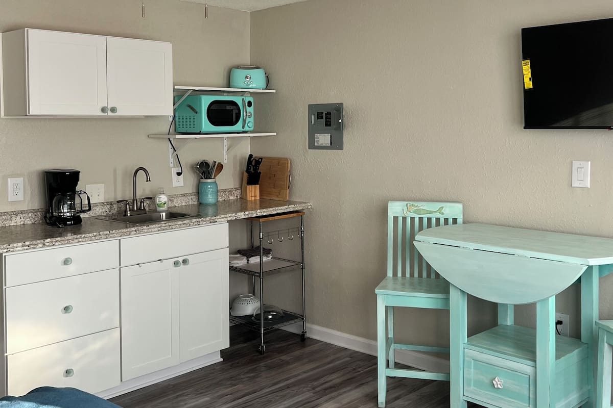 Standard Studio, 1 King Bed, Ocean View, Oceanfront | Microwave