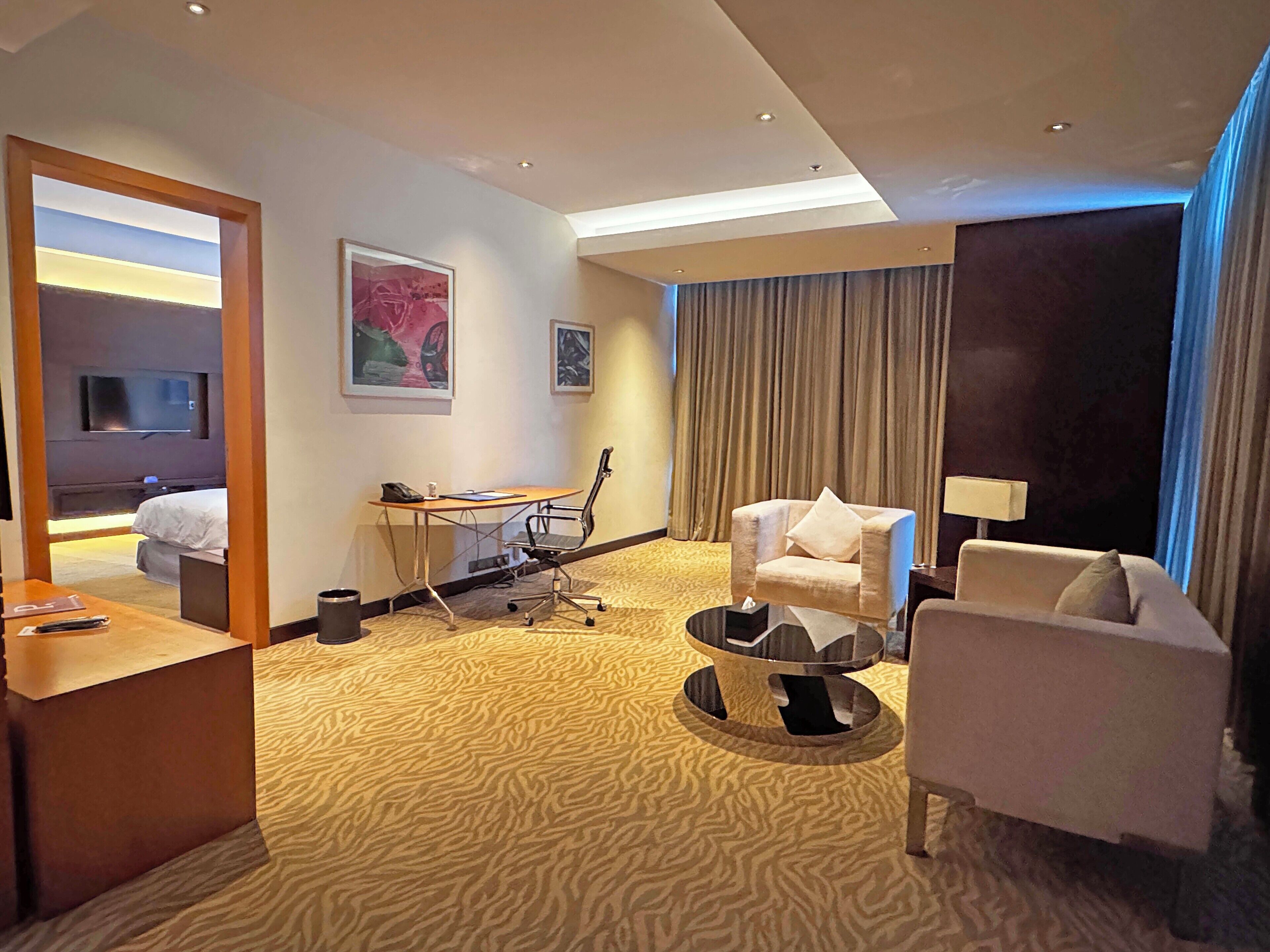 Business Room (Class - Lounge Access) | In-room safe, soundproofing, iron/ironing board, cribs (free)