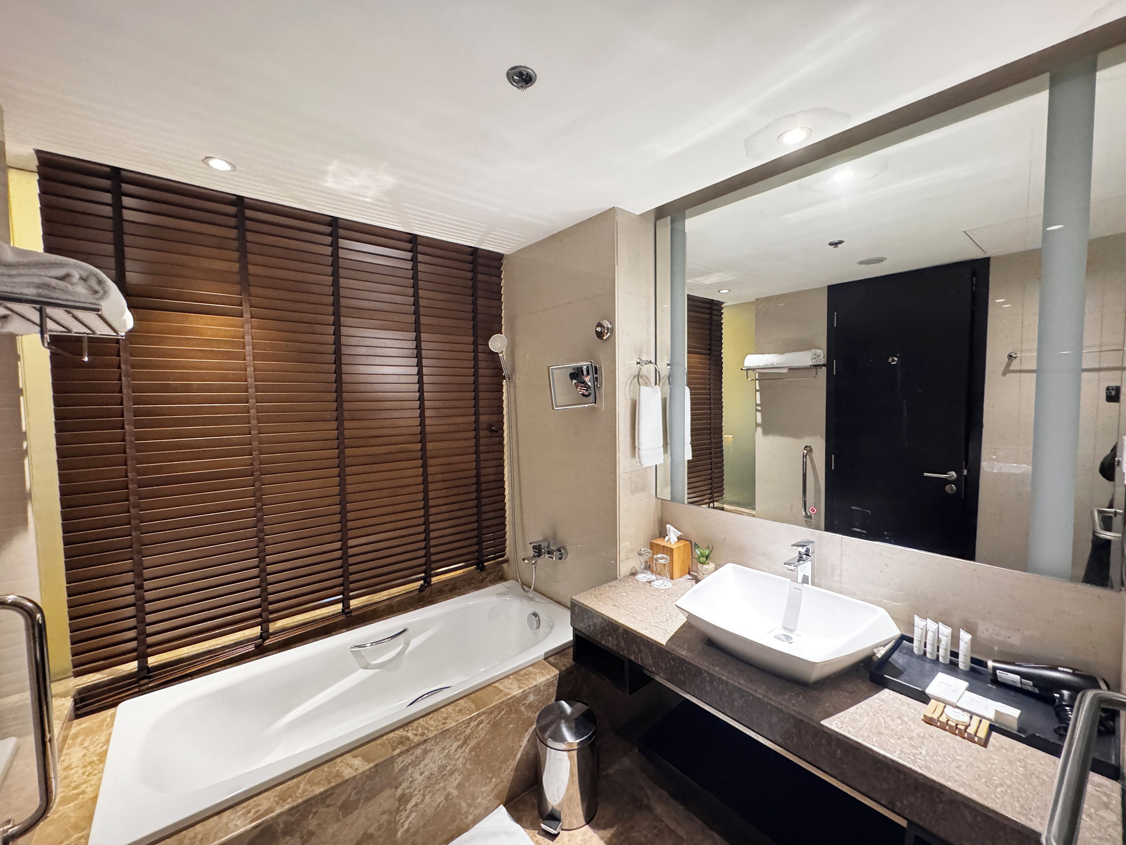 Habitación empresarial (Class - Lounge Access) | Baño | Tina y regadera independientes, secadora de cabello, pantuflas, toallas 