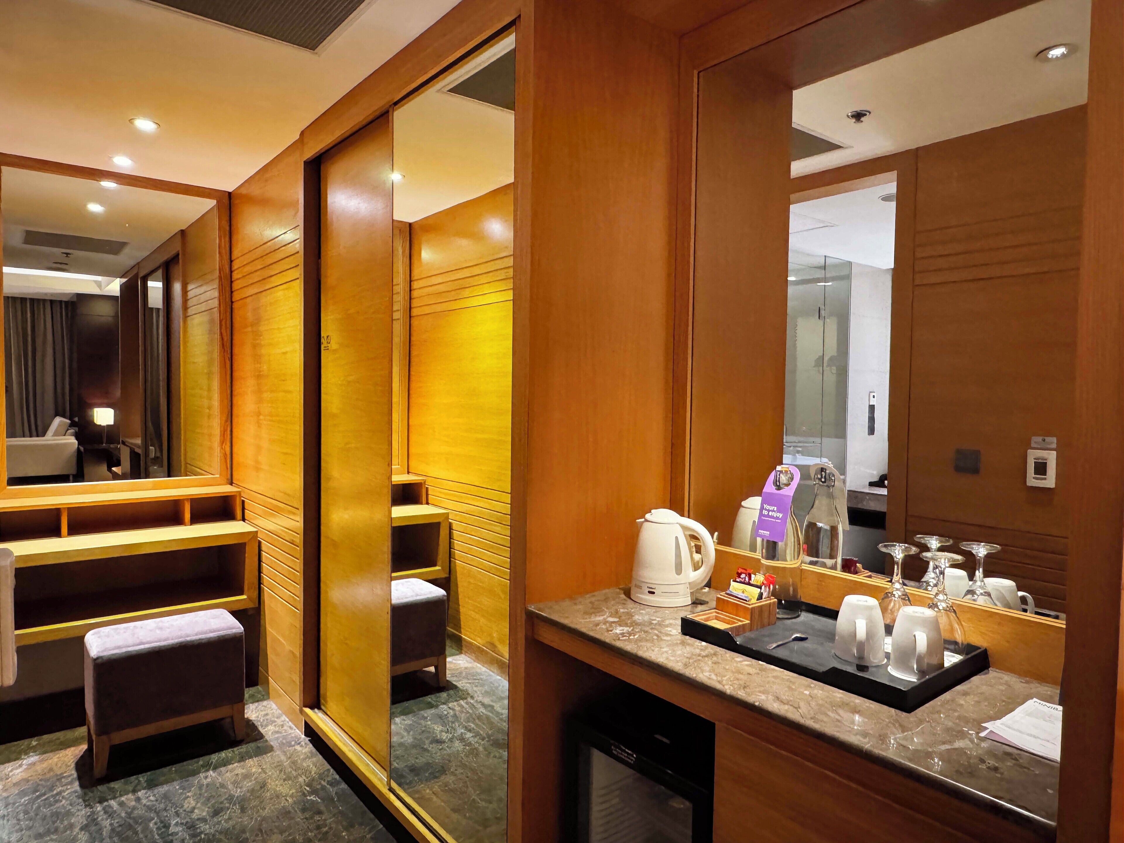 Junior Suite (Lounge Access) | In-room safe, soundproofing, iron/ironing board, cribs (free)
